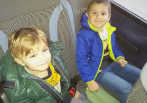 Widok na dwóch chłopców siedzących w autokarze.